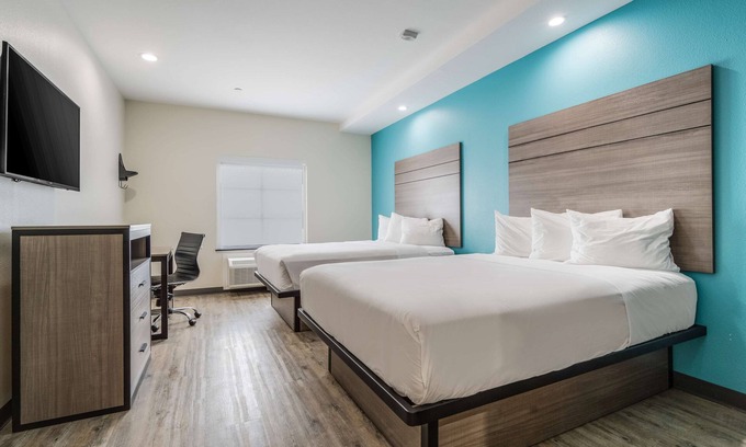 Katy Resort | 2 Relaxing Units w/Kitchenette, FREE Breakfast & Parking, Near Katy Mills Mall!