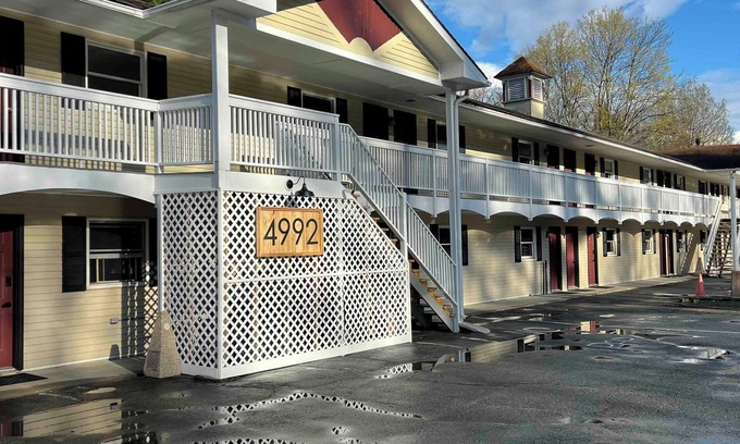 Lyndon Center Hotel | 2 room suite with kitchen at The Lodge at Great Falls