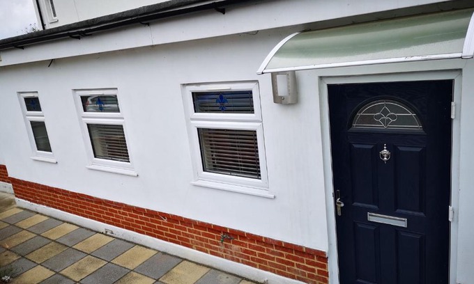 Fairlop Apartment | 2 ROOMS ANNEX (TV+WiFi)