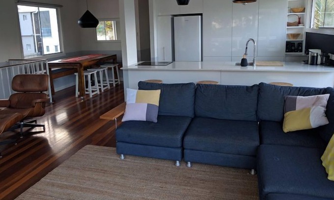 Tugun House | 2 Story Beach House - 50m to Beach & Cafes - Pet Friendly