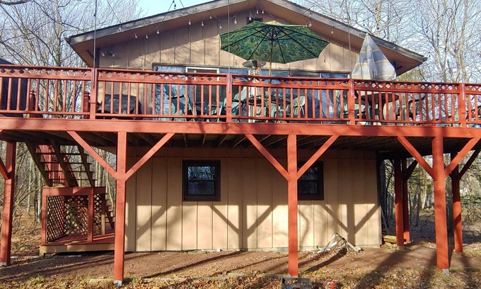 Long Pond Cabin | 2 STORY POCONO HOUSE - ATTRACTIONS CLOSE!- - HUGE WRAPAROUND DECK-
