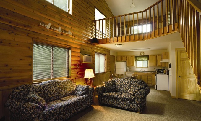 Isle House | 2 Story Townhouse/Cabin on the Thanes River