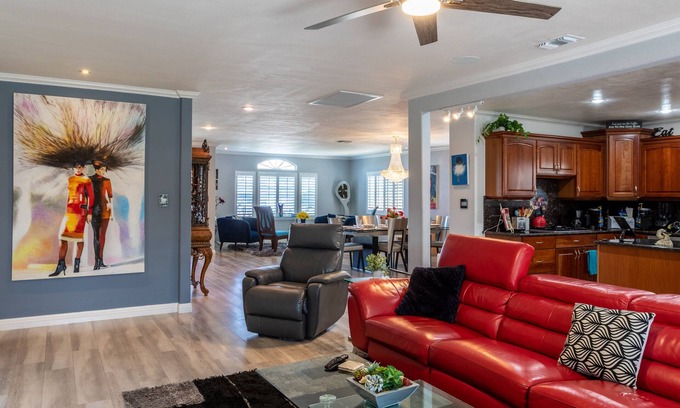 Ladera Heights House | 20% Discount For October-Luxe Home-Modern Vibe-King Bed, Jacuzzi, Fire Pit, BBQ+