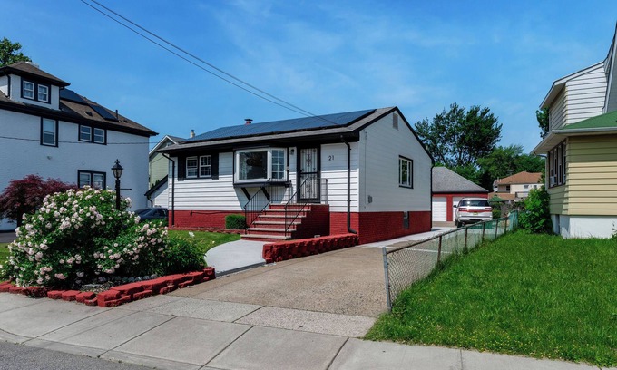 Little Ferry House | 20 Min from NYC, Parking, Modern, 10 Min MetLife Stadium and American Dream mall