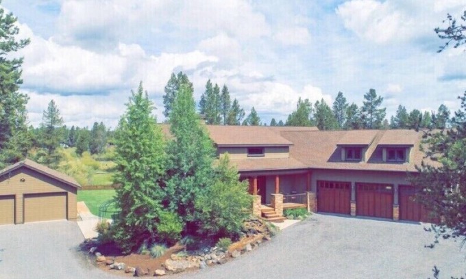 Sunriver Cabin | 20 Mins to Mt. Bachelor! Hot Tub! Bring the dogs!