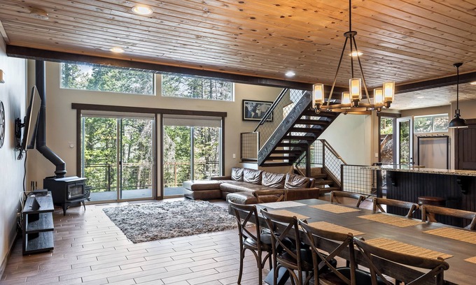 Summit Park House | 20 Minutes from the Mountain! Family Paradise, Sleeps 14, High-End Interiors