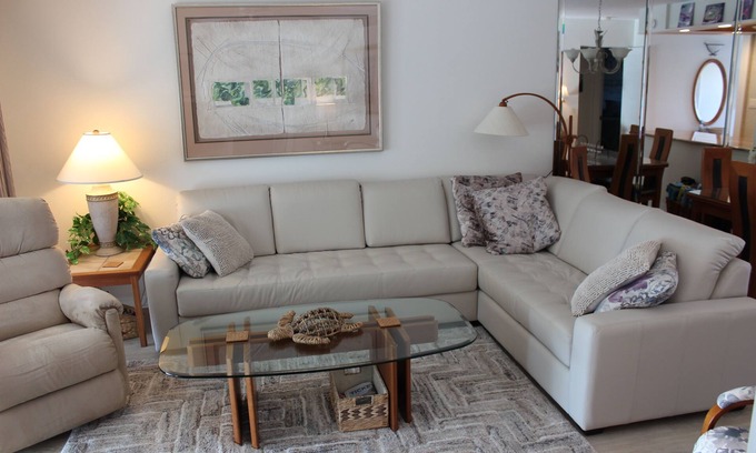 Siesta Key Condo | 20% off All Bookings for the Rest of 2025 on this Charming 2/2 Beachfront Condo
