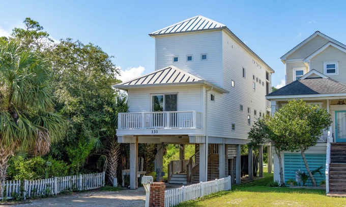 East End House | 20% OFF FALL! New to Market! Walking Distance to Shops & Restaurants!