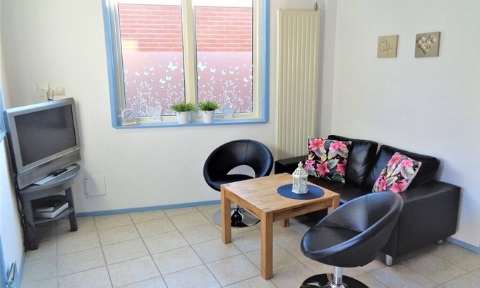 Westkapelle Apartment | 200 m from the sea, directly on the lake with hiking trail and small wooded area.