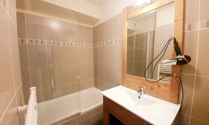 Les Claux Apartment | 200m from shops, 2nd floor, swimming pool, balcony, parking, tv, ski locker, 32m², Vars