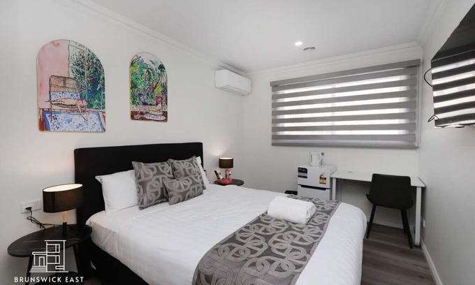 Brunswick East Hotel | 201 Chic Queen BR w/Fast WiFi - 18 mins tram to CBD