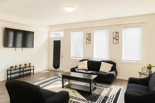 Cambridge House | 2024 Built Stylish 3BR Cambridge Townhouse with Free Parking, WiFi, Full Kitchen, Laundry, Only 8 Mins to African Lion Safari! Perfect for Family Travel, Group Trips or Work Stays!