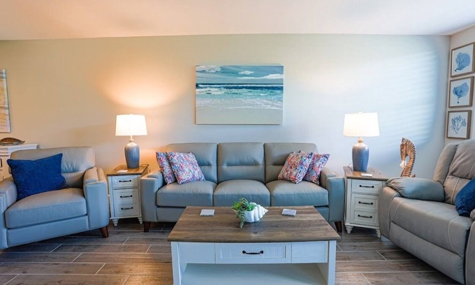Sanibel Condo | 2025 PRICES REDUCED 1st Floor, Beach Access, 2 B/B, 5 Star Extremely Clean