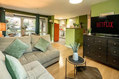 Chaucer Apartment | 20PERCENTOFF NOW!-Feel at Home in 5 Star London Bridge Apartment with Netflix, Games and Parking-Genius-Mobile Deals!