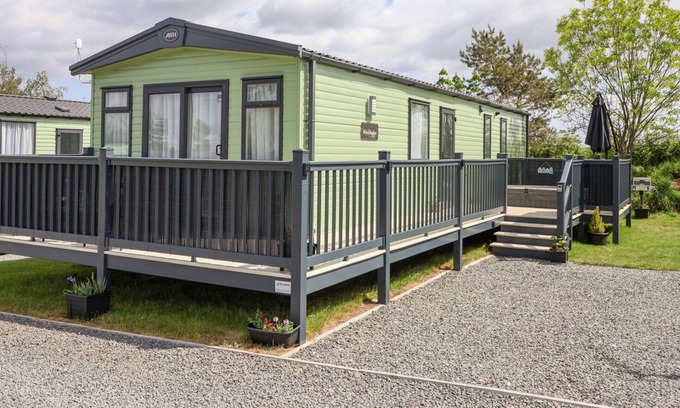 West Heslerton House | 22 - THE BURROWS, pet friendly, with hot tub in West Heslerton