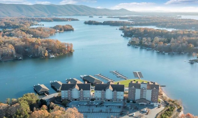 Smith Mountain Lake Apartment | #233 Pointe - 2 Bedroom Lakefront Condo at Mariners SML