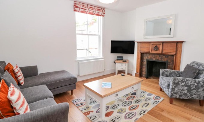 Dartmouth Apartment | 24 Foss Street