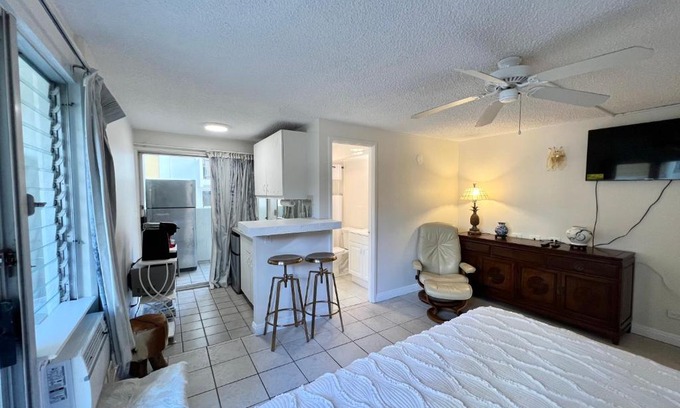 Waikiki Apartment | 2463 Kuhio Ave #303