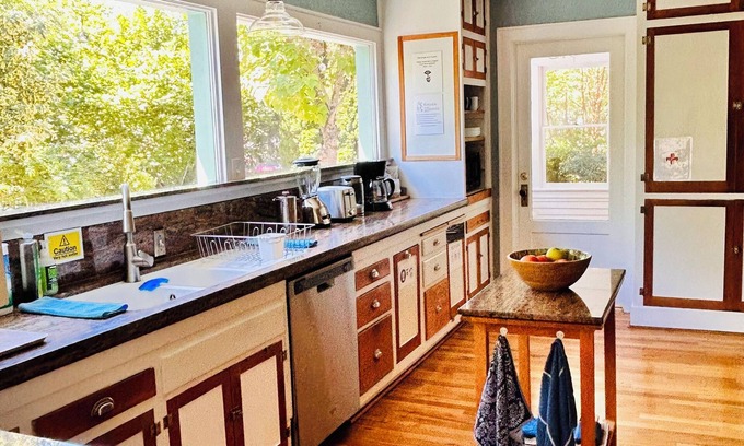 Whiteaker House | 250 N Adams St