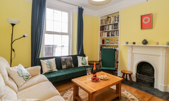 Teignmouth Cottage | 27 EXETER STREET, pet friendly, with a garden in Teignmouth
