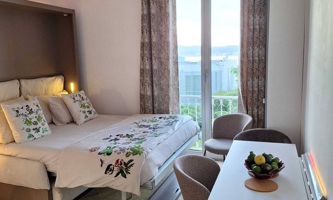 Cap-d'Antibes Apartment | 29m² Cap d'Antibes, Sea view, Swimming pool, Free private parking, 10mn walk to beach