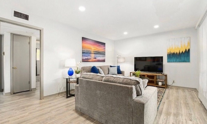 Old East Dallas Apartment | 2bd Apartment in Dallas minutes from Lower Greenville & Uptown!