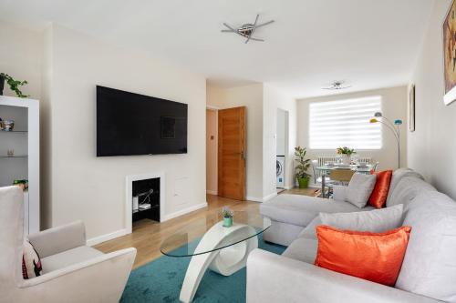 St. Mary's Park Apartment | 2Bdr Apt Steps to Battersea Park