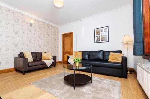 Grangemouth Apartment | 2Bed Upper Cottage Flat-On Street Parking
