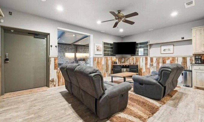 Buffalo Springs House | 2BR/2BA Barndo Condo - Relax by the Lake