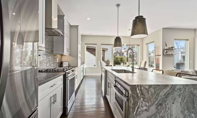 Third Ward House | 2BR (3-bed) Lux Townhouse Hot Tub Stay-Private Gym