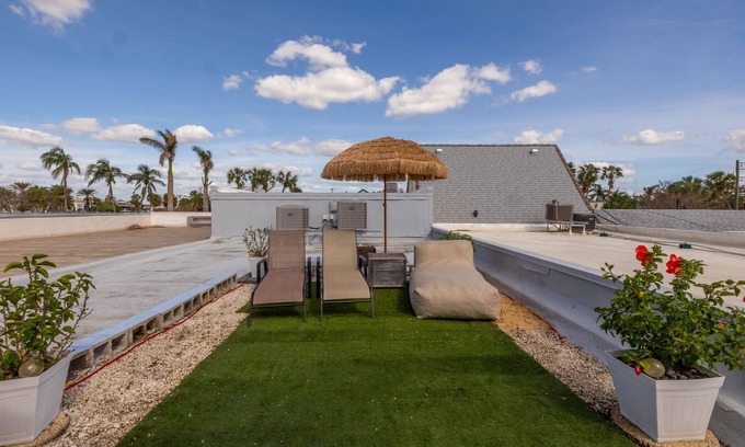 Saint Armands Key Apartment | 2BR Beachy Speakeasy In St Armand's w/Rooftop Deck. Walk to Lido Beach