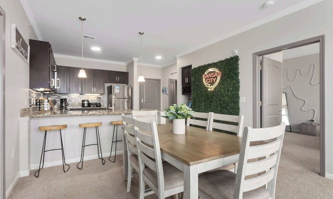 Overland Park Apartment | 2BR+KingBeds|Mins to DT KC|Shops|Great Amenities!