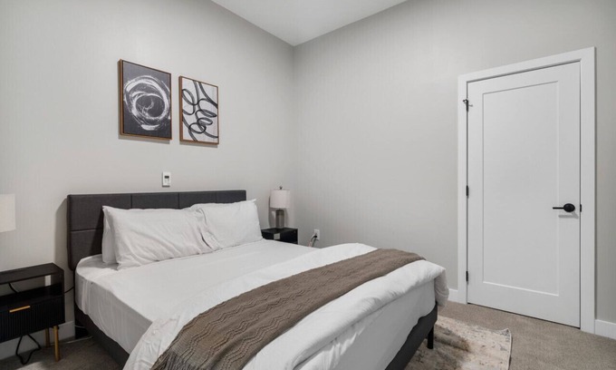Downtown Cincinnati Apartment | 2BR Near Fountain Sq.+ Carew Tower Deck | Downtown