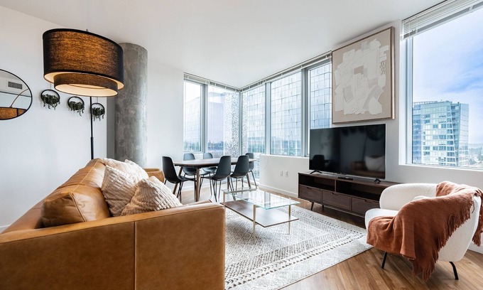 West Bellevue Apartment | 2BR | Pool, Gym, Rooftop | Bellevue | Sophari A