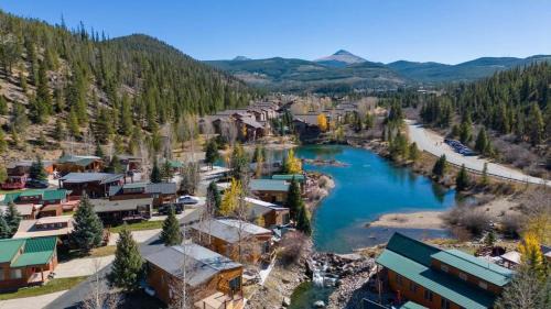 Breckenridge House | 2BR Riverside Cabin Near Trails with Hot Tub Access