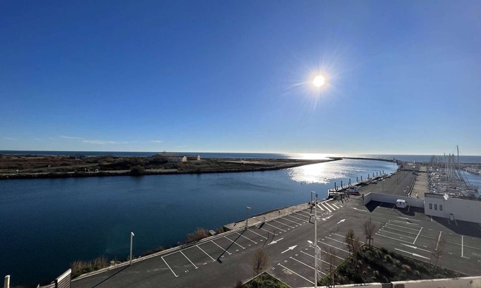 Valras-Plage Apartment | 2BR with terrace, parking, and sea view for 6 in Valras-Plage