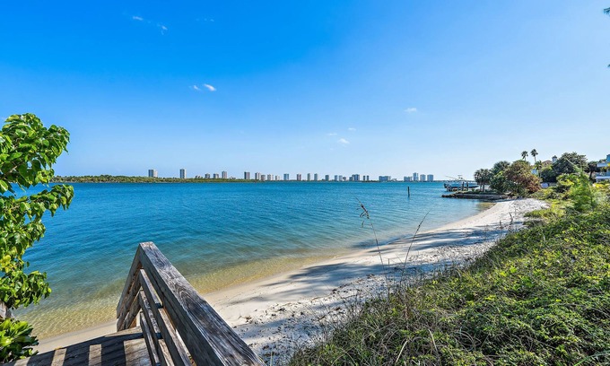 Florida North Atlantic Coast House | 2miles 2 Beach-2 King Beds-Mid-century Modern