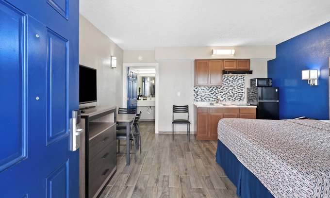 Rockport Hotel | 2nd level pool front Kitchen Walk to Beach