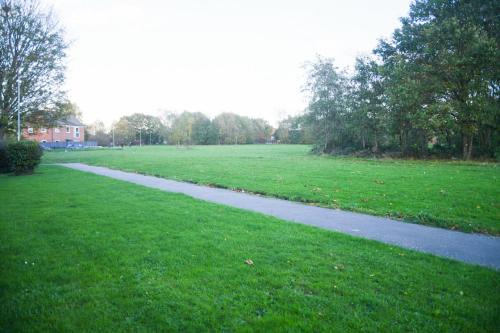 Willenhall House | 2ndHomeStays- Willenhall-A Serene 3 Bed House with a Garden View-Suitable for Contractors and Families-Sleeps 9 - 7 mins to J10 M6 and 21 mins to Birmingham