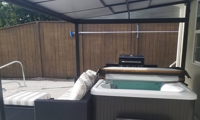 Lakeview House | 3 BD/2.5 Bath Lovely New Orleans Home. Pool & Jacuzzi. Gated secure parking.