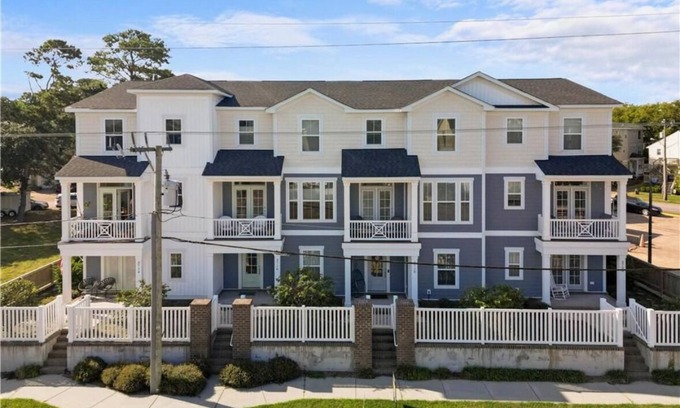 Northwest House | 3 Bd 3.5 Ba Luxe Retreat - Steps to Beach