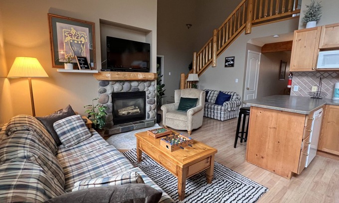 East Kootenay House | 3 BDR + 2 Full BR incl Loft | 5 mins from Ski Hill & Town! | 360 Mountain views!
