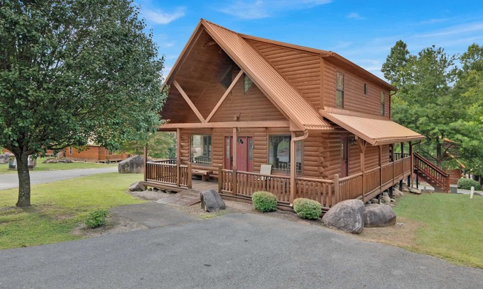White Oak Lodge Cabin | 3 BDR Log Cabin in Cozy Resort w/Private Hot Tub
