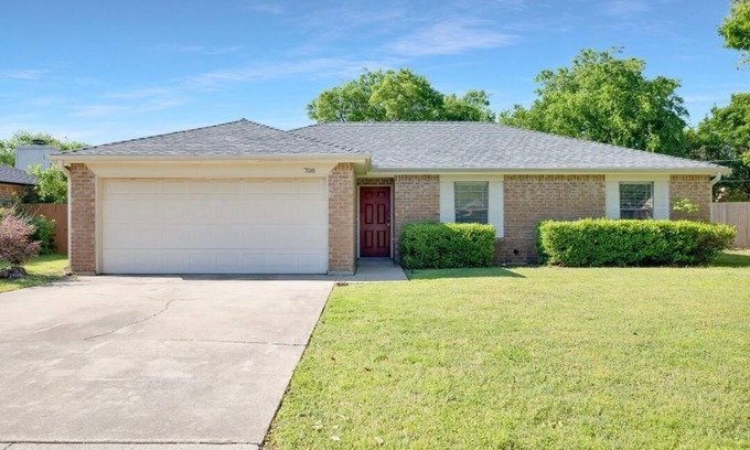 Keller House | 3 Bdrm-Walk to all!