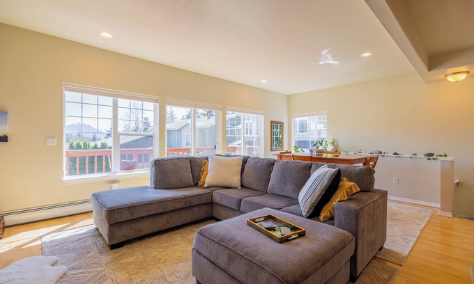 Juneau House | 3 Bed 2.5 Bath + King Bed by Trails + UAS