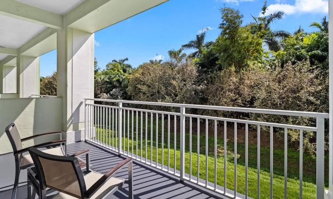 Ludlam Condo | 3 Bed/4 Bath TONS of Space, Pool, Dining, Bar, Spa