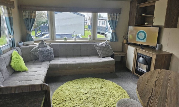 Grimsby Cabin | 3 Bed Caravan - Near Beach, 5 star reviews, Wifi