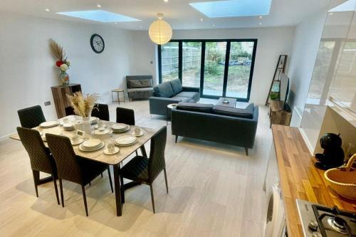 Cambridge Apartment | 3 Bed Flat - Sleeps 6 - Parking - Wifi