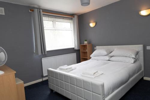 Chadderton House | 3 bed home sleeps 8 people located 1 min from train stop - Otley Terrace