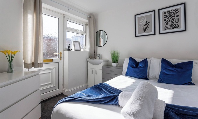 Durham House | 3 Bed House - Sleeps 5 - Parking - Wifi